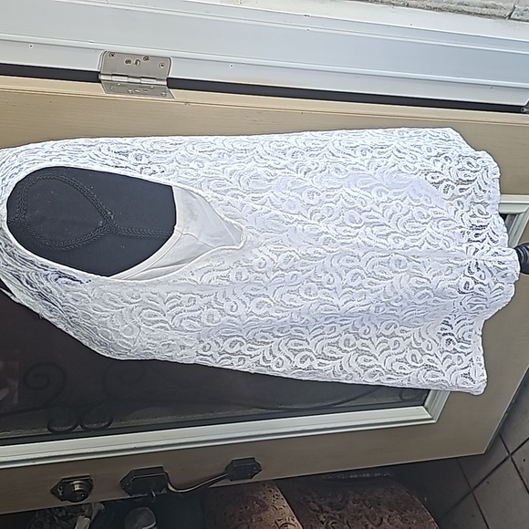 Sleeveless white lace top - Picture 5 of 15